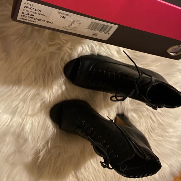 Shoes/Booties - Picture 2 of 10